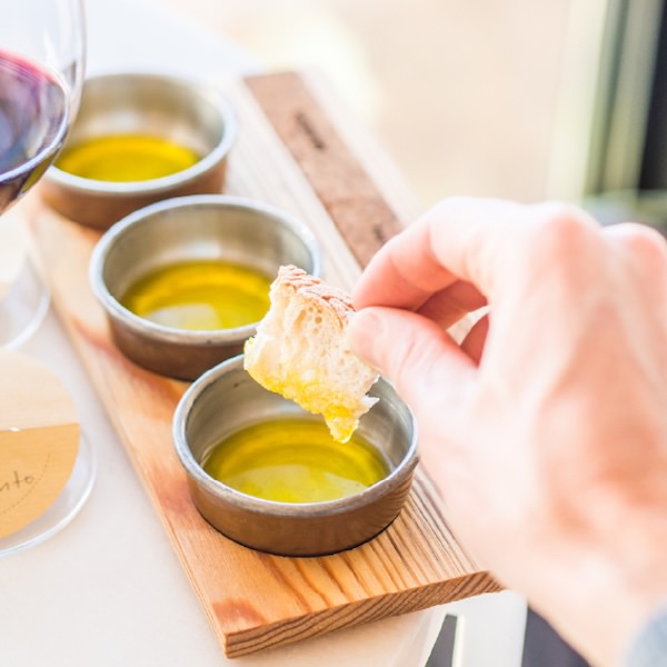 店内でオリーブオイルをテイスティング頂けます。