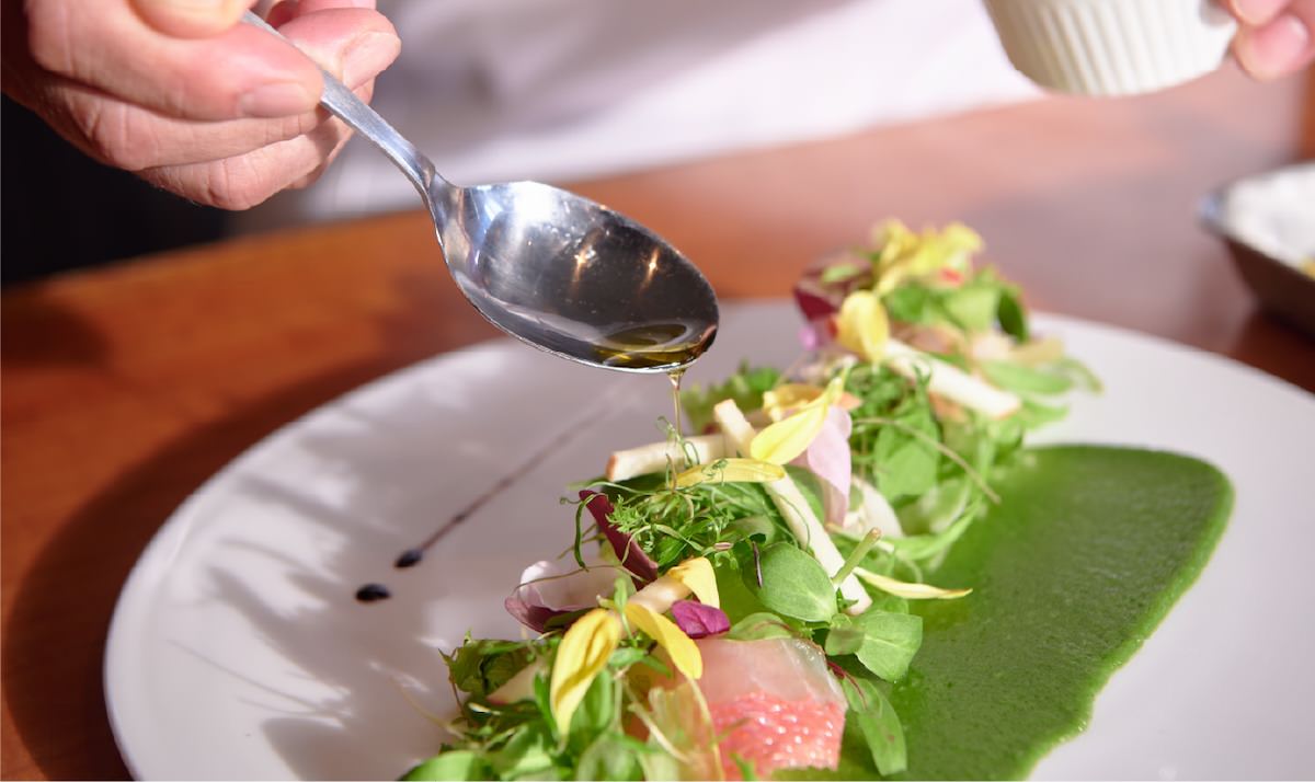 店内でオリーブオイルをテイスティング頂けます。